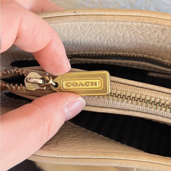 Vintage 1996 Coach Sonoma Pocket Zip Natural Grain Leather (4924) Crossbody Bag - Picture 2 of 12